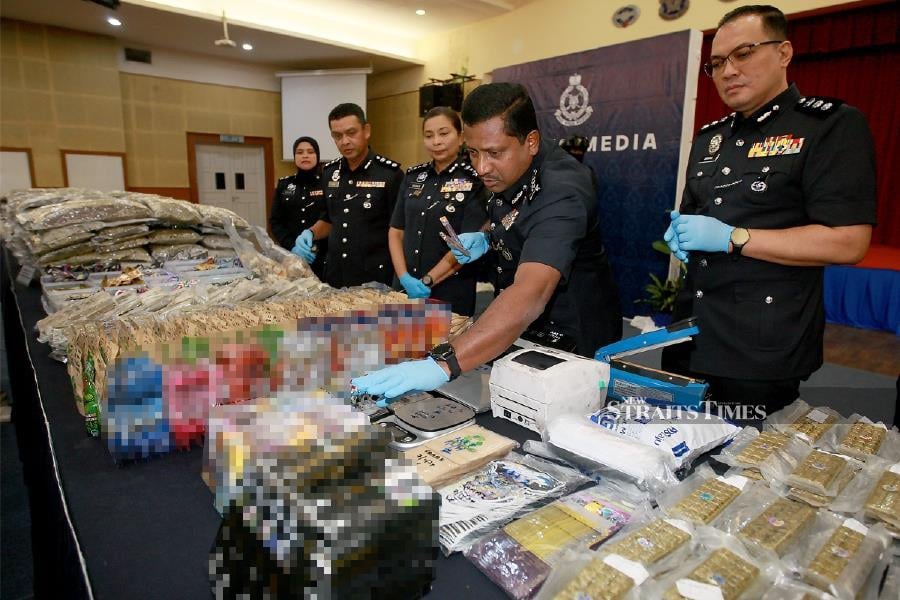 authorities-confiscate-p250000-worth-of-illegal-vape-products-in-manila